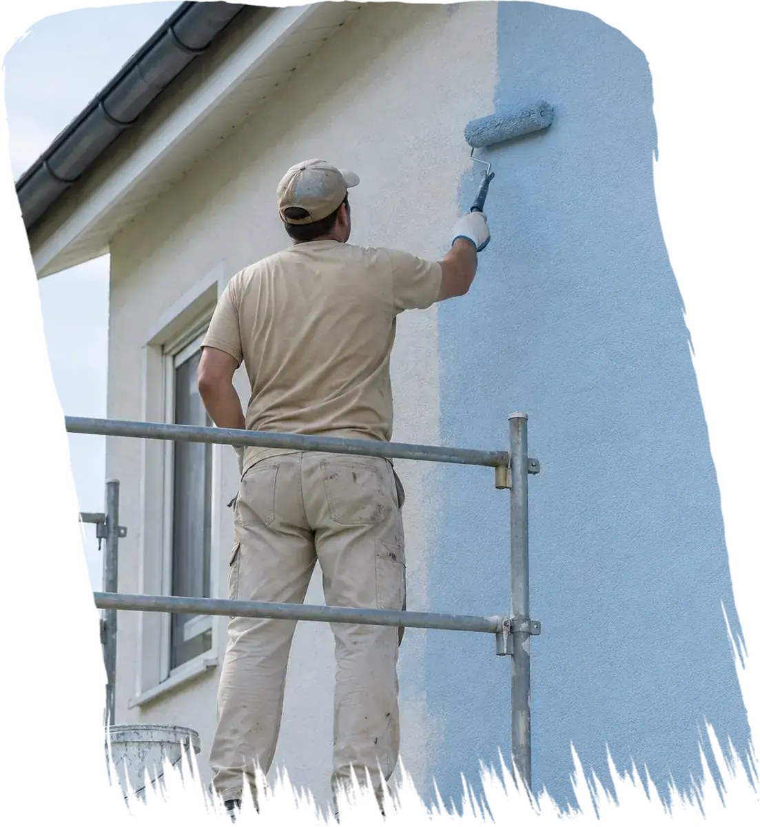 足場の上で作業する職人の後ろ姿